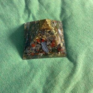 MYSTIC PYRAMID WITH GOLD FLAKES and CRYSTALS AND GEMS​​